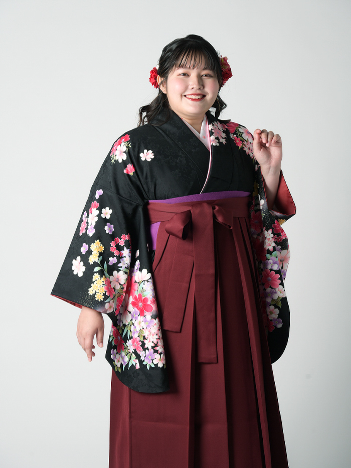 卒業袴で嬉しそうな笑顔の先生