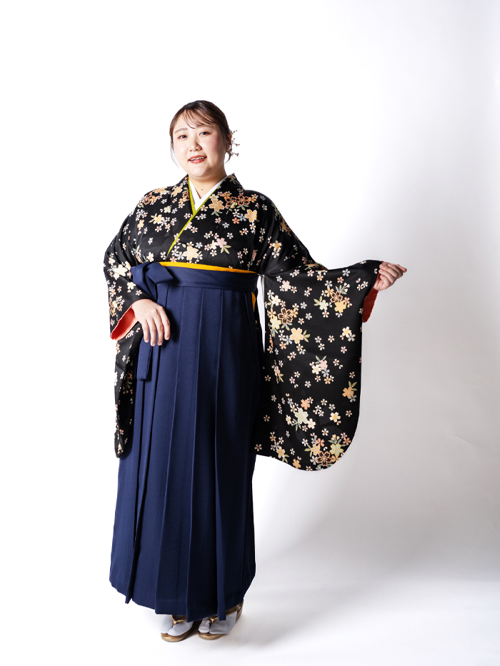 卒業袴で嬉しそうな笑顔の先生