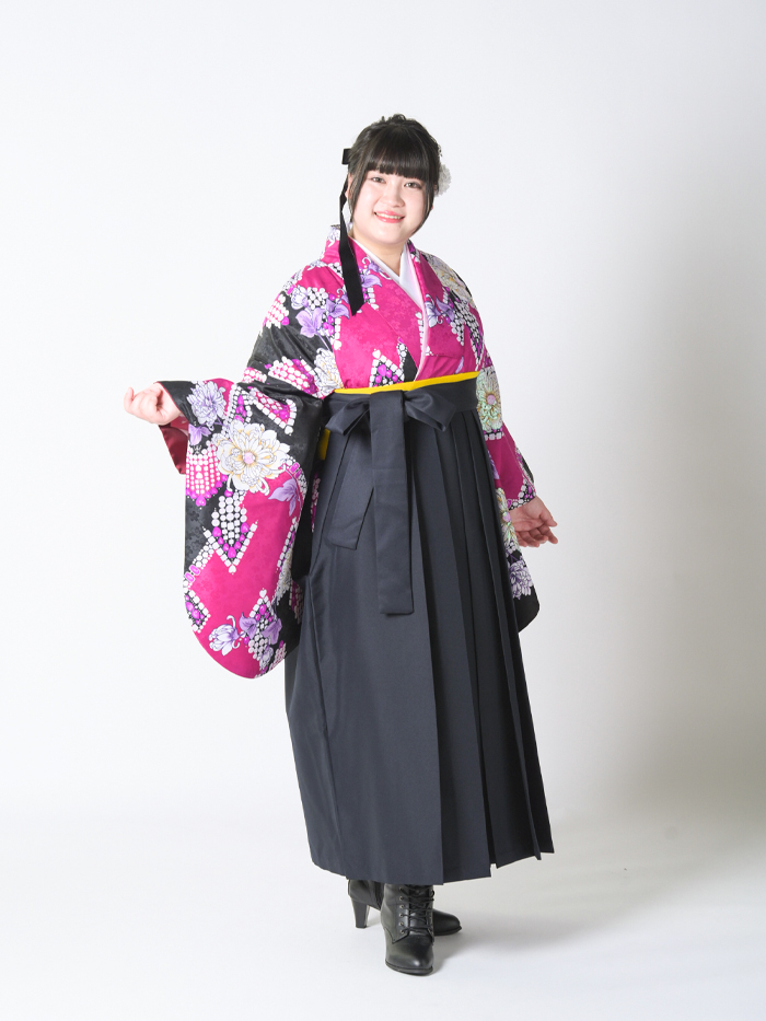 ふくよかな先生の卒業式での立ち姿