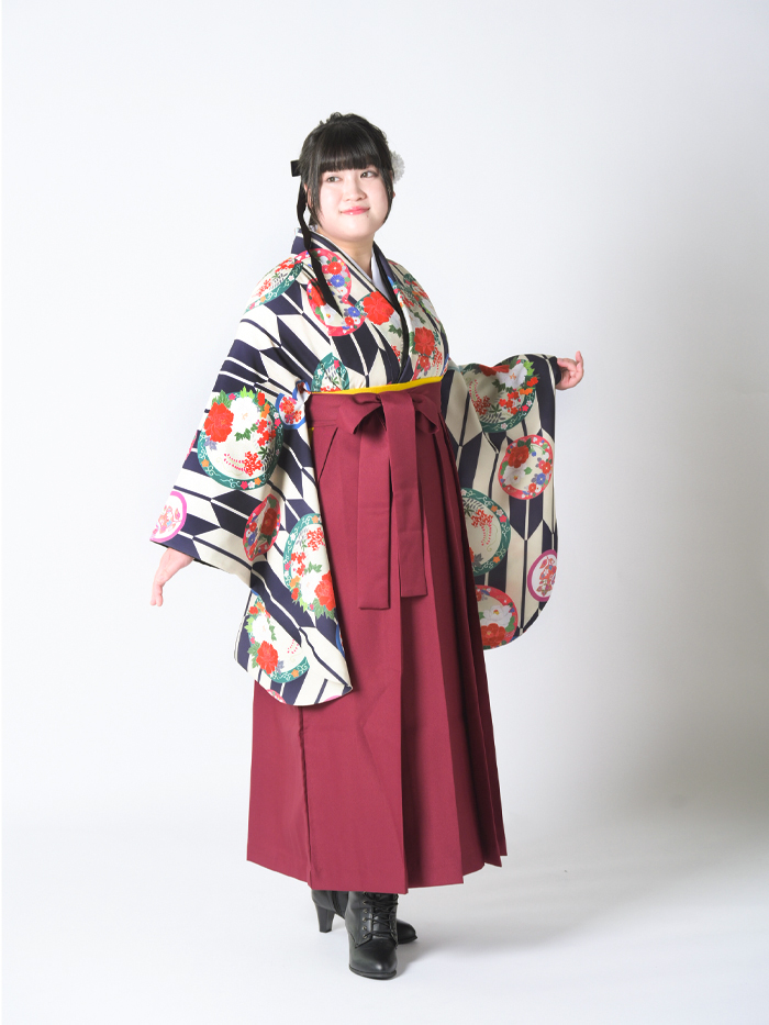 ふくよかな先生の卒業式での立ち姿