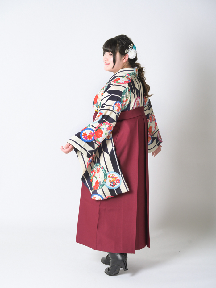 後ろ姿の女性教員