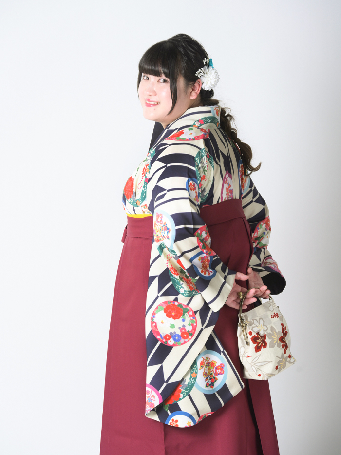 卒業袴で嬉しそうな笑顔の先生