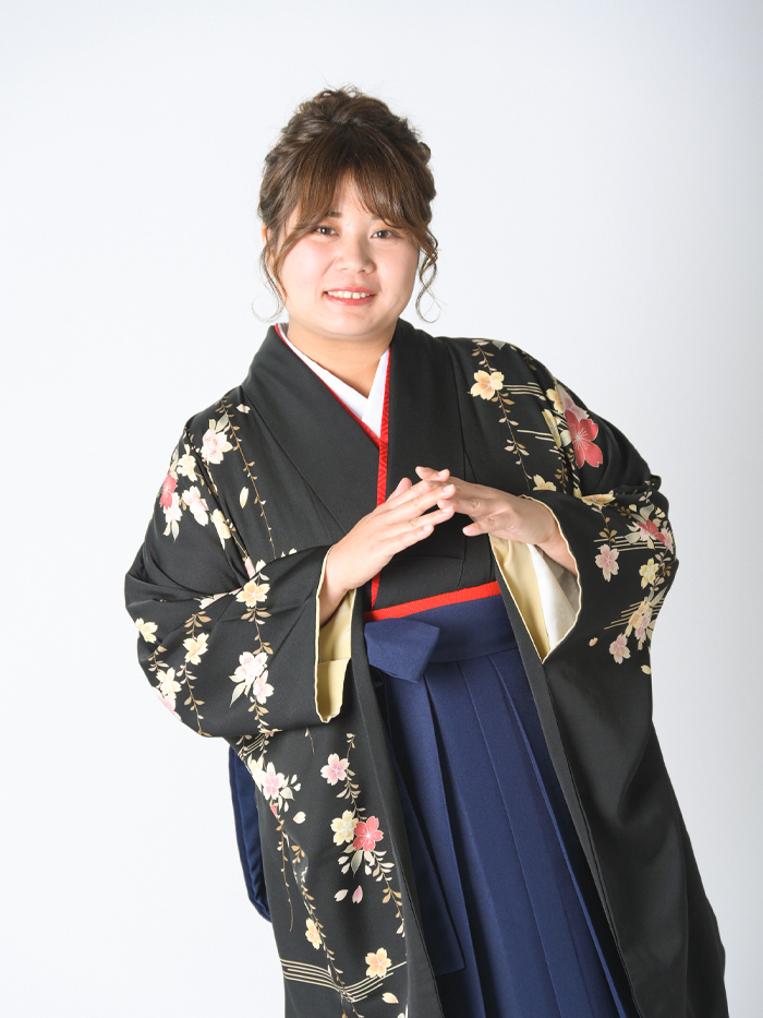 卒業袴で嬉しそうな笑顔の先生