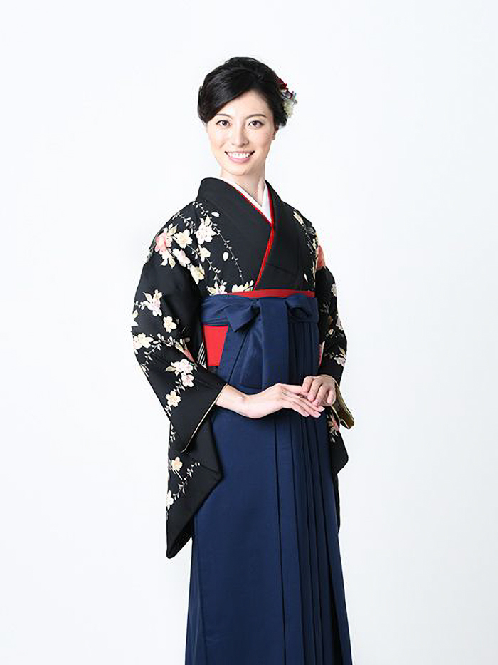卒業袴で嬉しそうな笑顔の女性