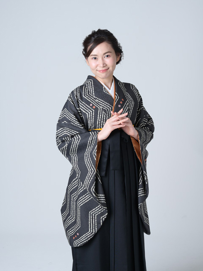 後ろ姿の女性教員