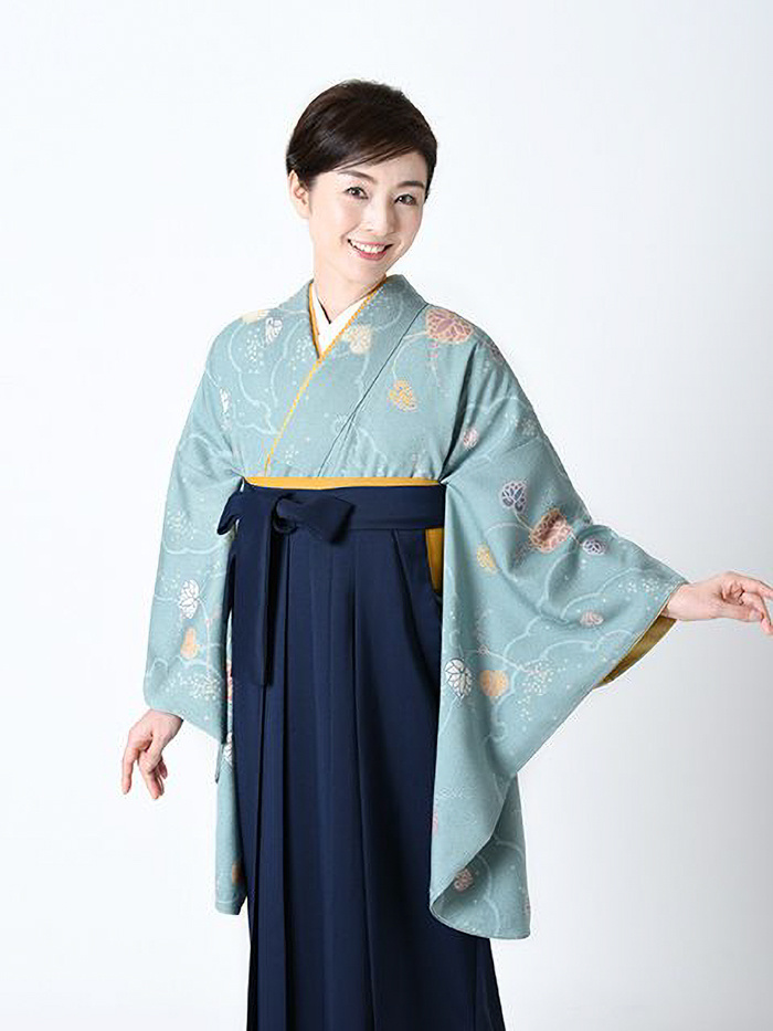 卒業袴で嬉しそうな笑顔の先生