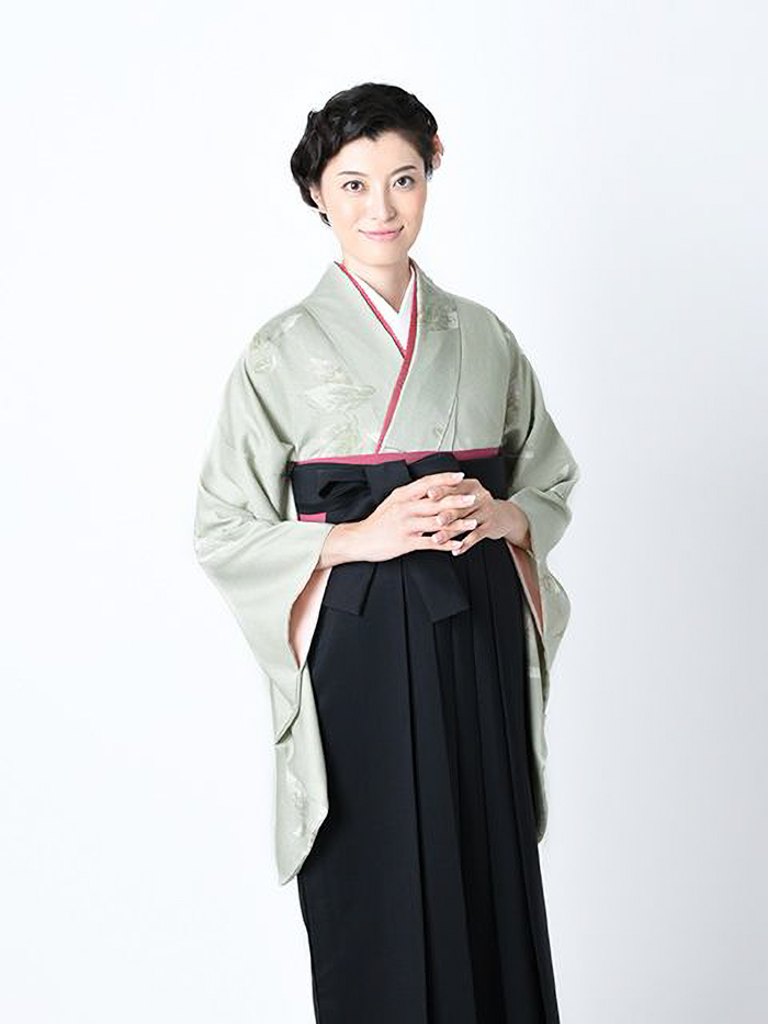 卒業袴で嬉しそうな笑顔の先生