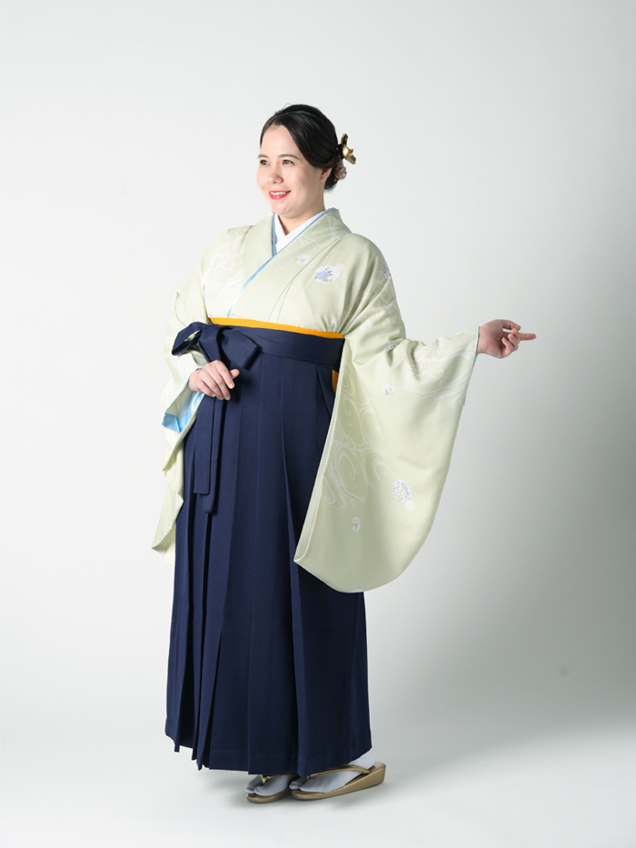 ふくよかな先生の卒業式での立ち姿