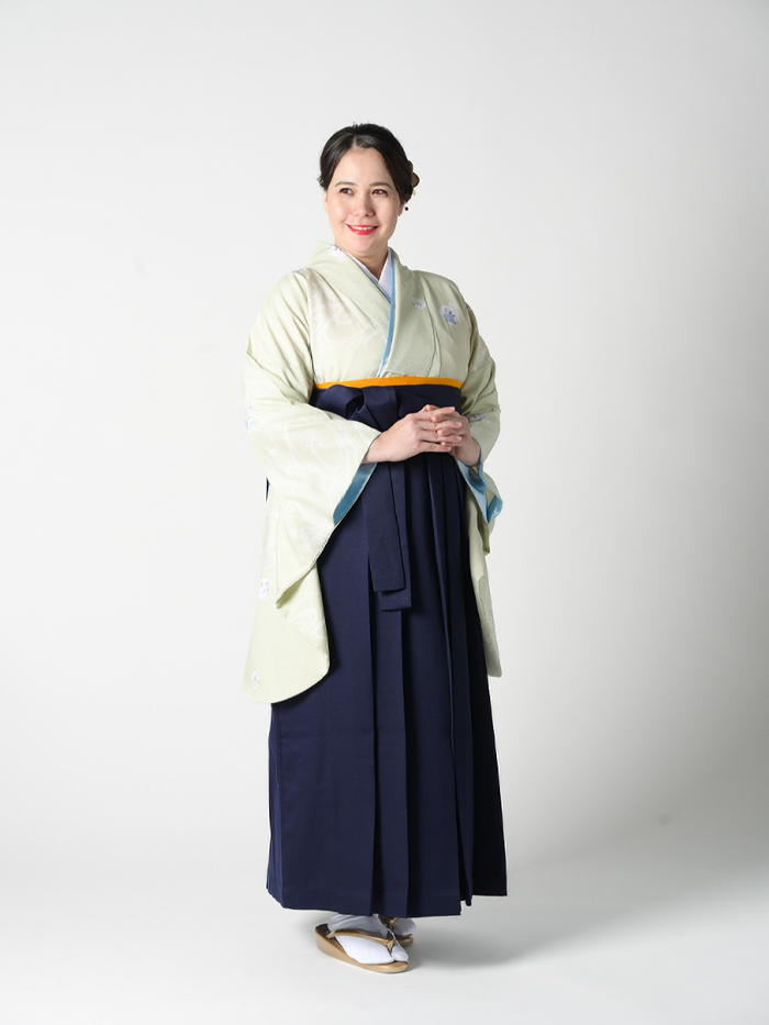 後ろ姿の女性教員