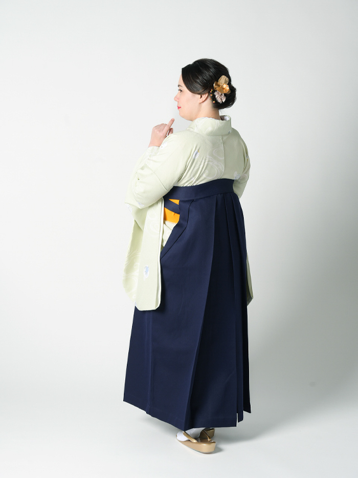 卒業袴で嬉しそうな笑顔の先生