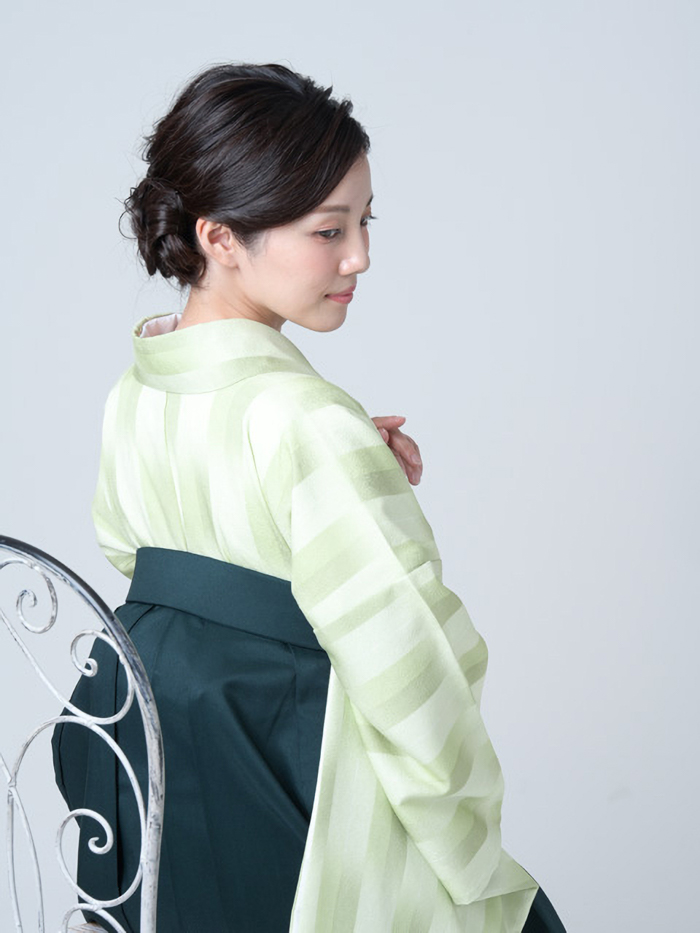 卒業袴で嬉しそうな笑顔の先生