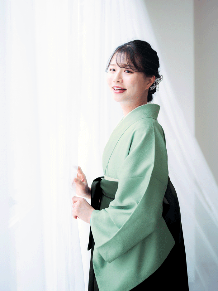 立ち姿の女性教員