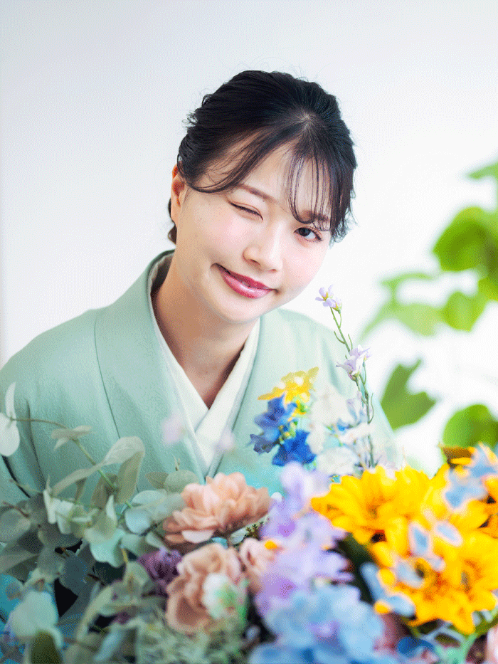 卒業袴で嬉しそうな笑顔の先生