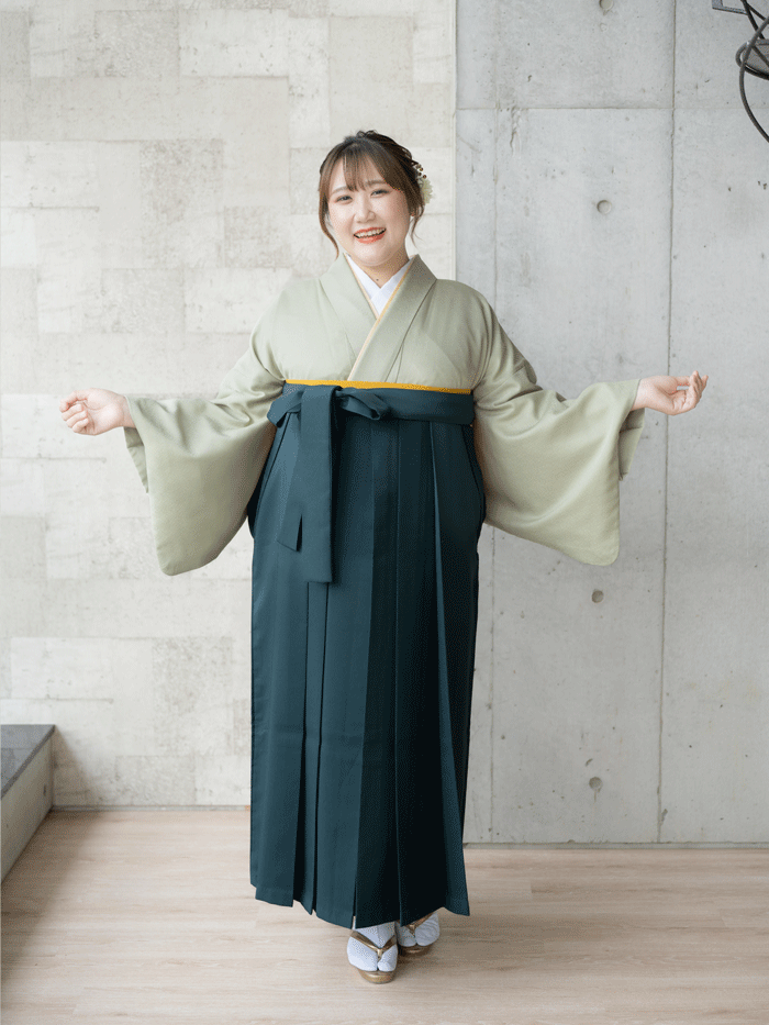 卒業袴で嬉しそうな笑顔の女性