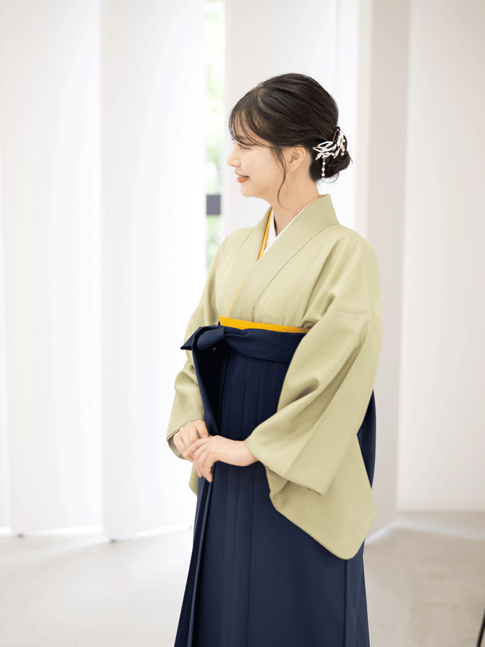 卒業袴で嬉しそうな笑顔の先生