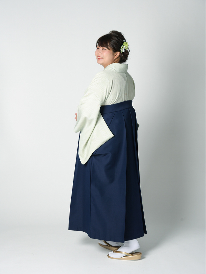 後ろ姿の女性教員