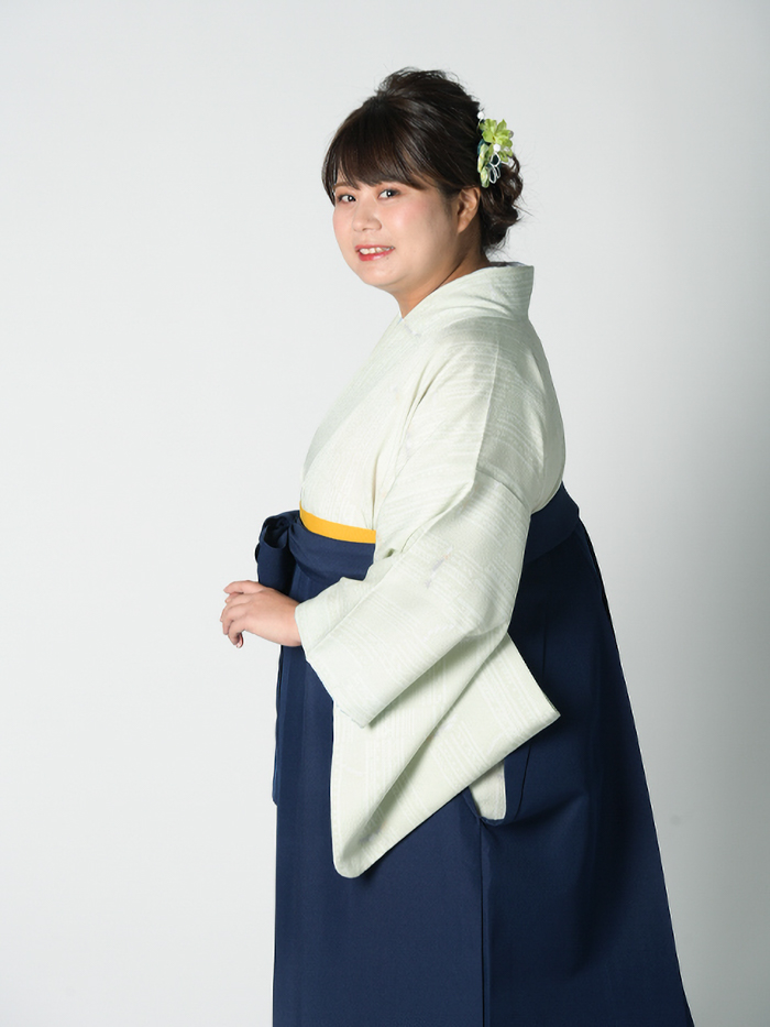 卒業袴で嬉しそうな笑顔の先生
