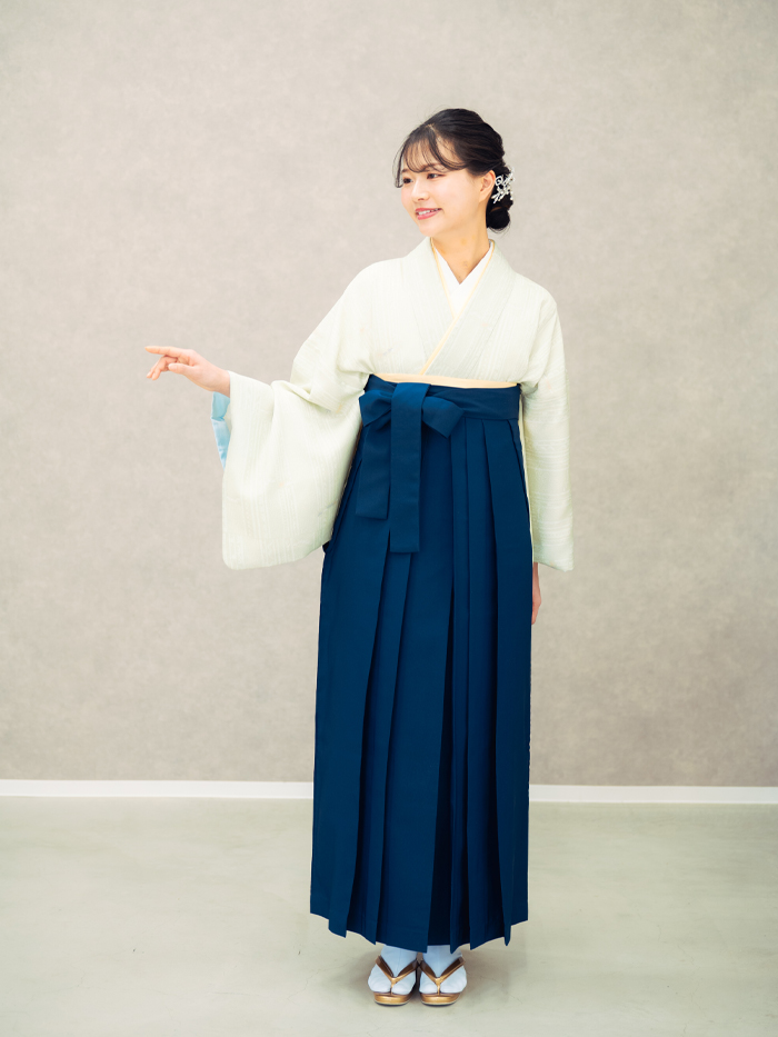 立ち姿の女性教員