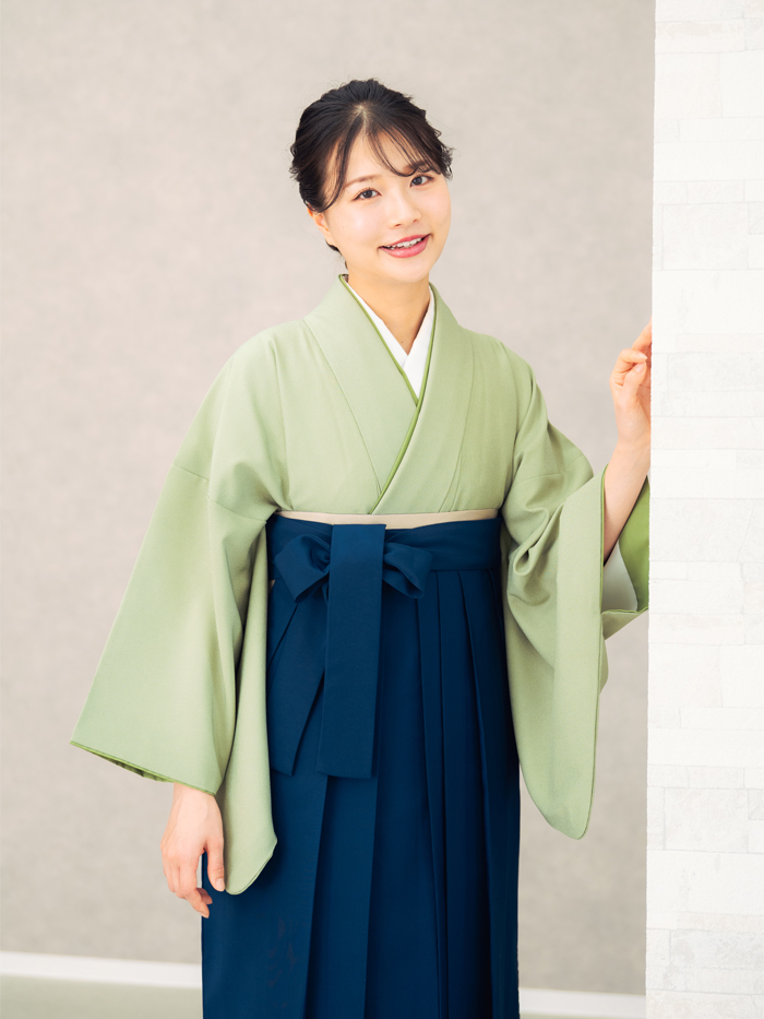 卒業袴姿の女性教員の全身