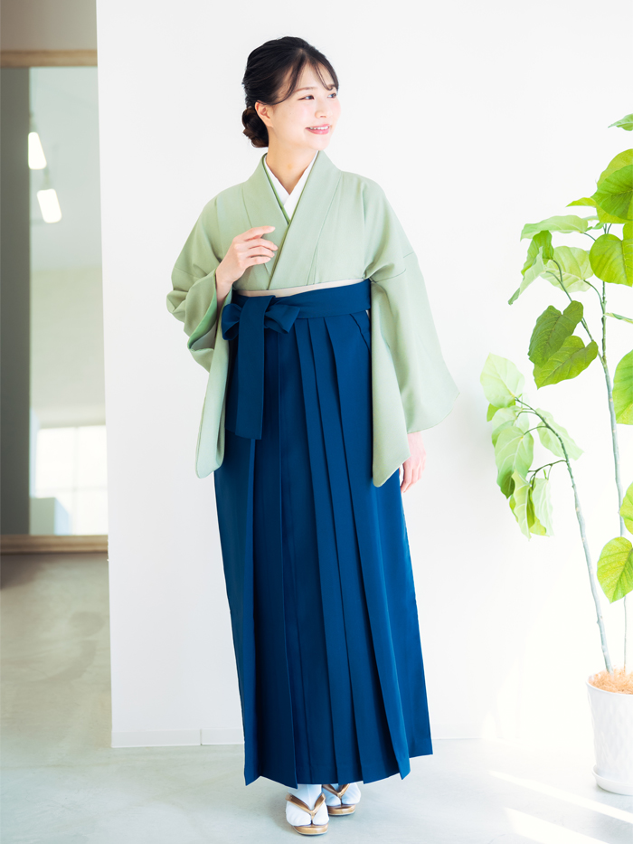 後ろ姿の女性教員
