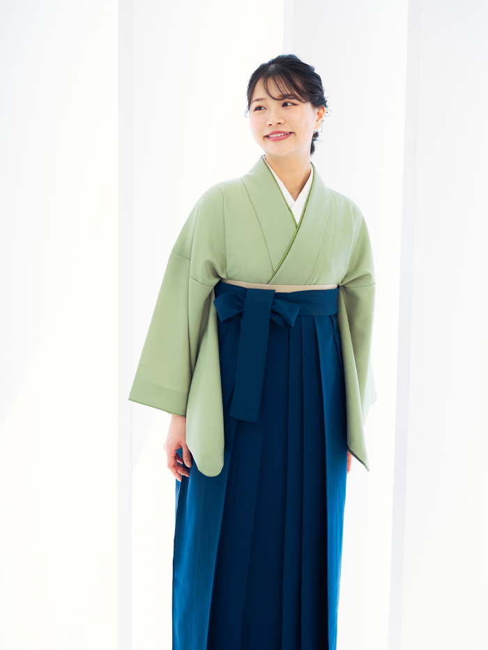 卒業袴で嬉しそうな笑顔の先生