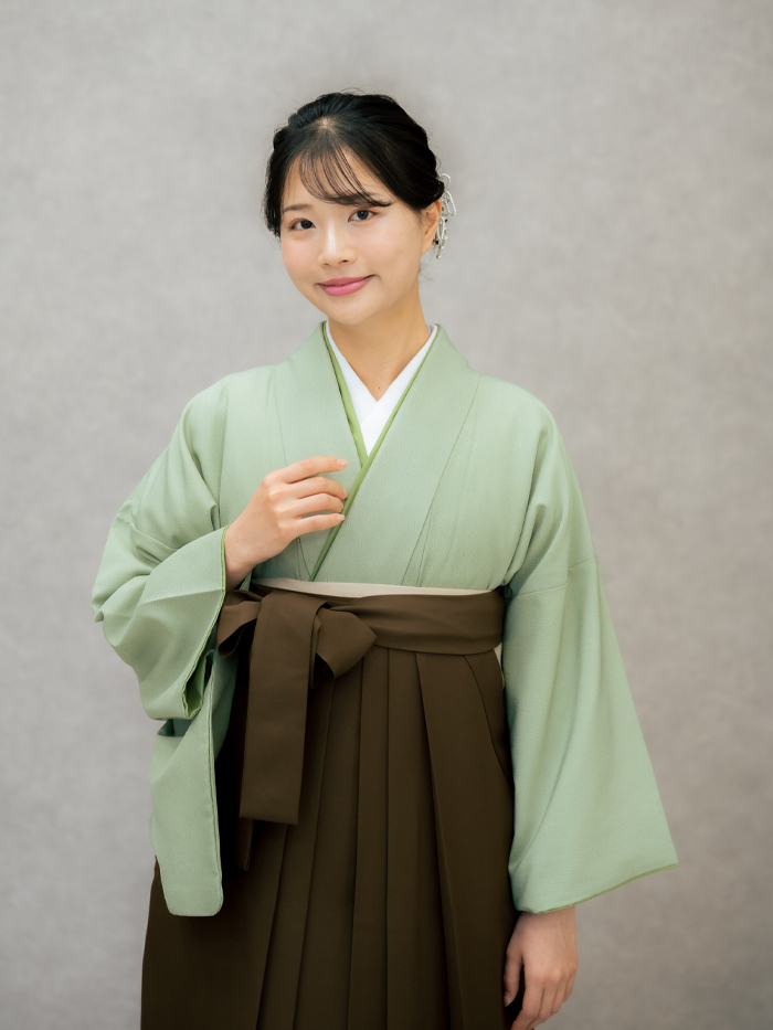 卒業袴姿の女性教員の全身