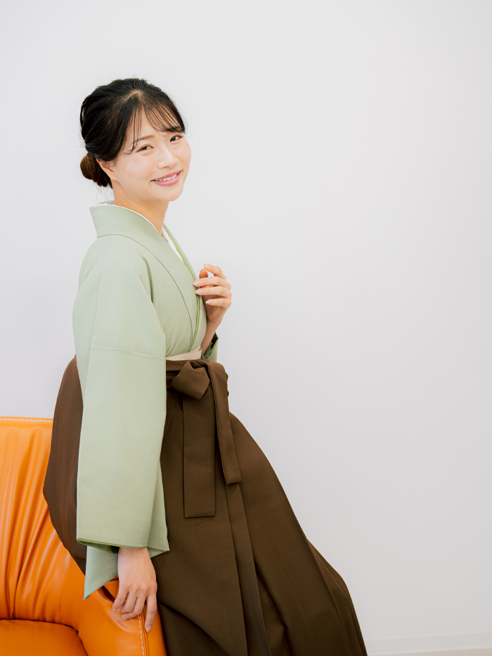 後ろ姿の女性教員