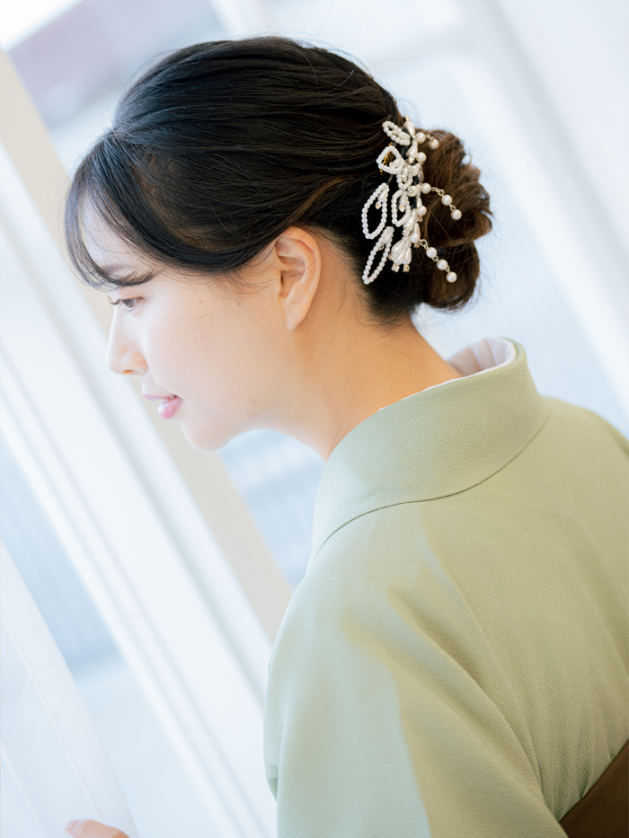 卒業袴で嬉しそうな笑顔の先生
