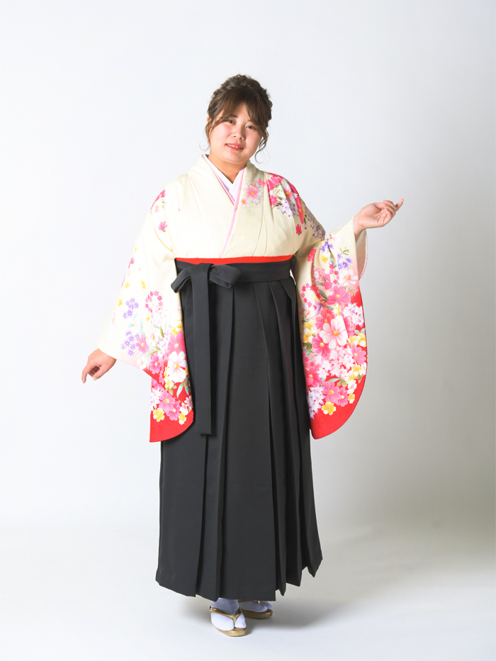 ふくよかな先生の卒業式での立ち姿