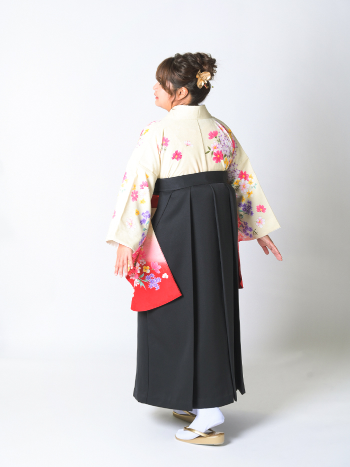 後ろ姿の女性教員