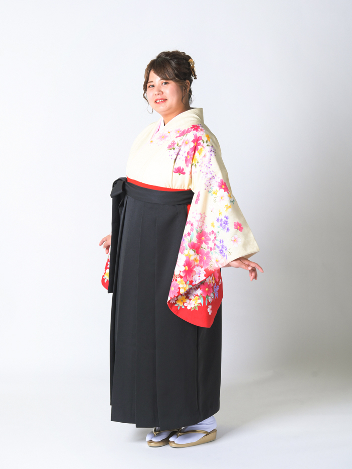 卒業袴で嬉しそうな笑顔の先生
