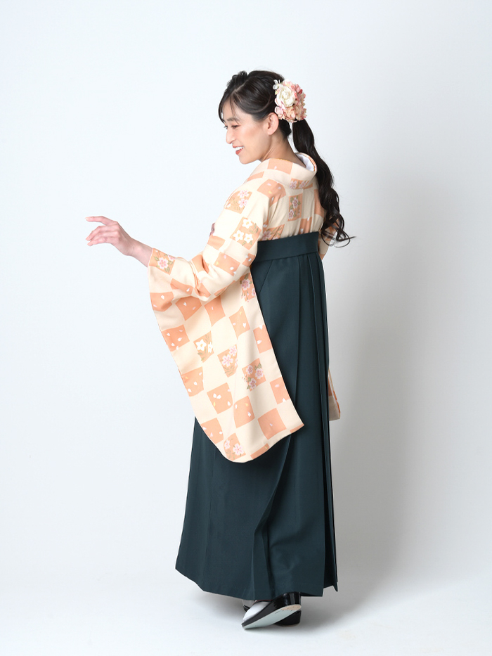 後ろ姿の女性教員