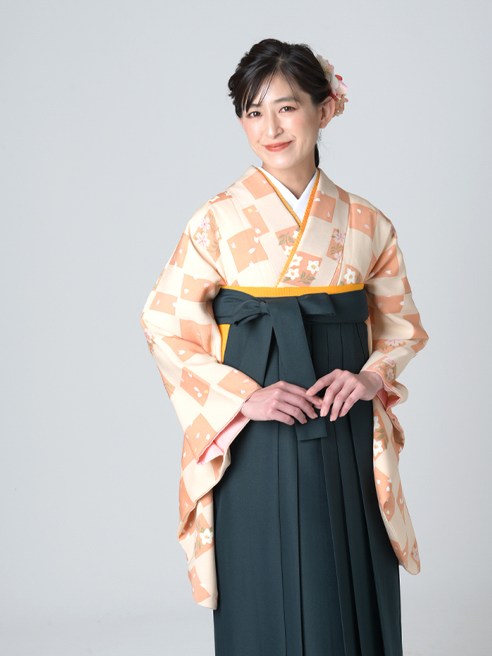 卒業袴で嬉しそうな笑顔の先生