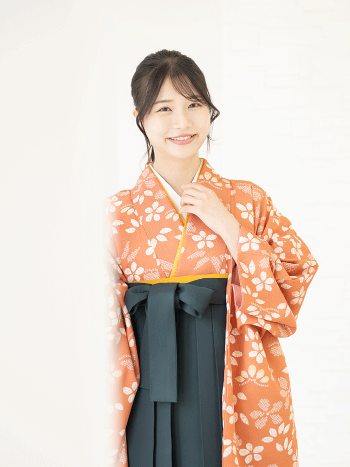 卒業袴姿の女性教員の全身