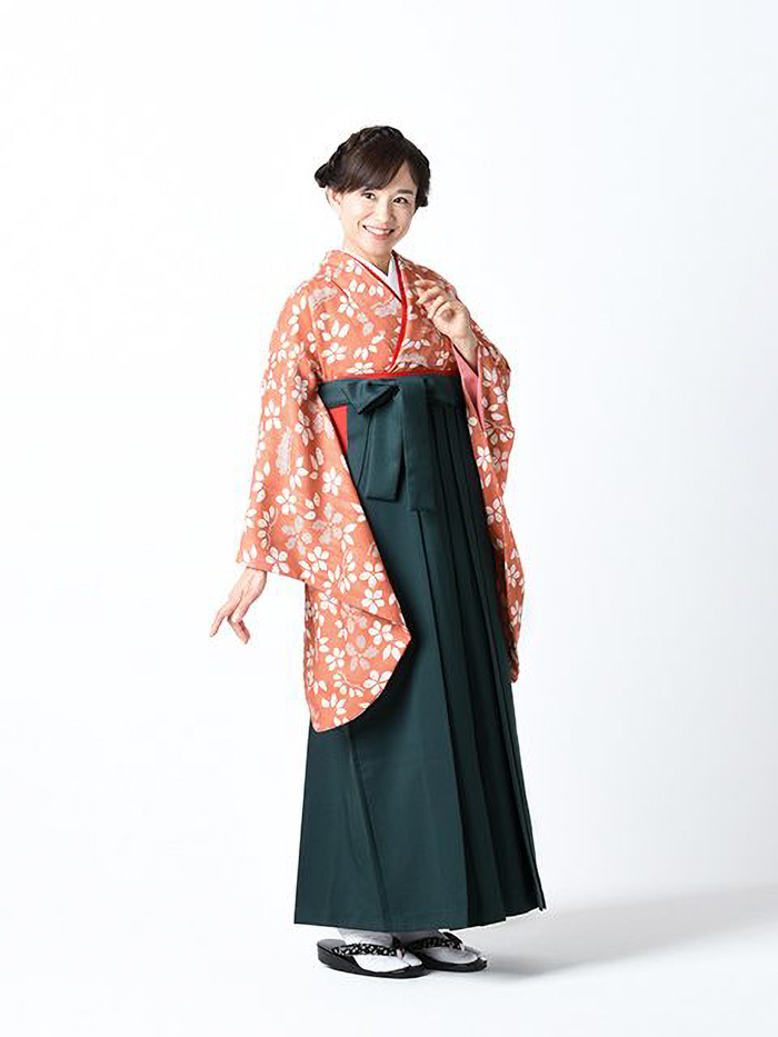 卒業袴で嬉しそうな笑顔の先生