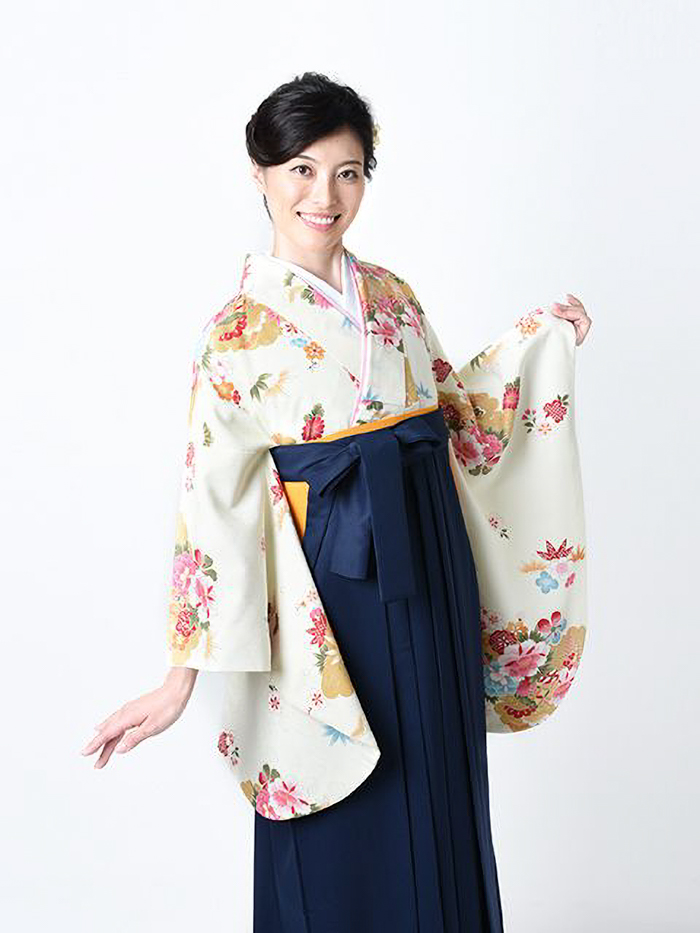 卒業袴で嬉しそうな笑顔の先生