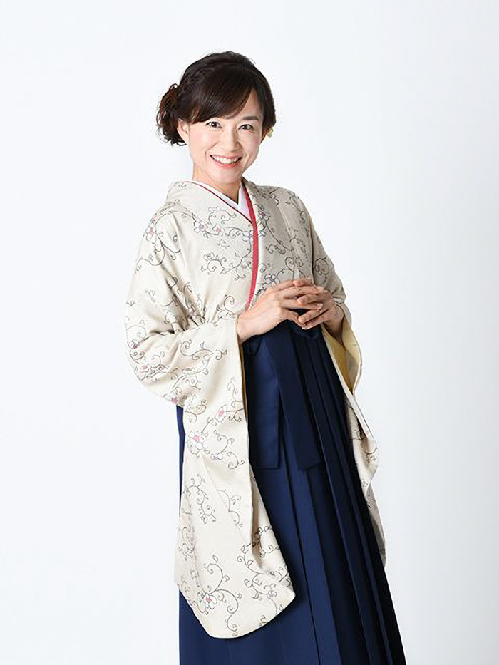 卒業袴で嬉しそうな笑顔の先生