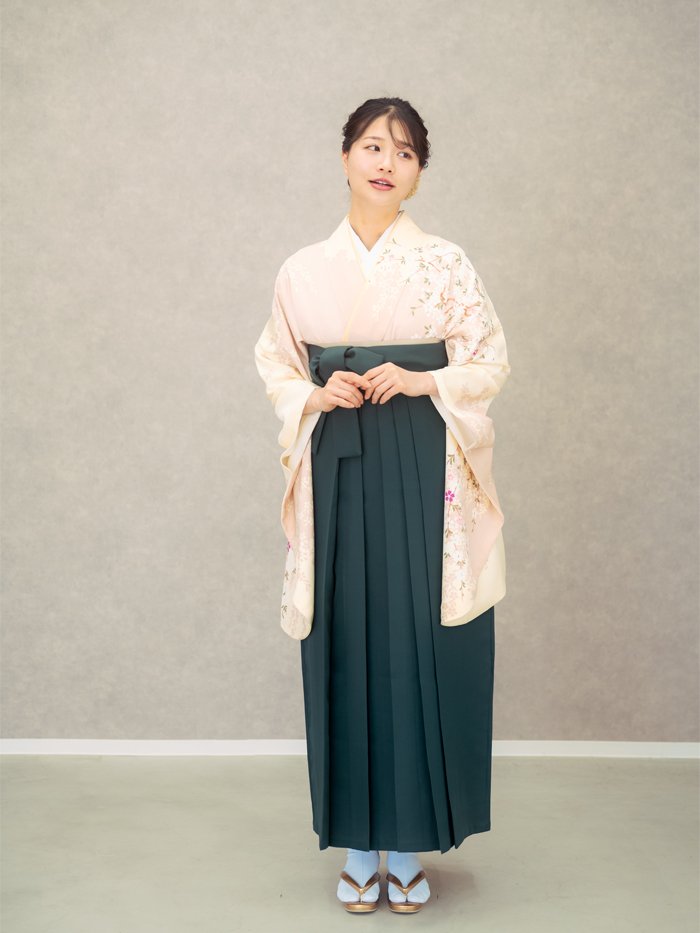 後ろ姿の女性教員