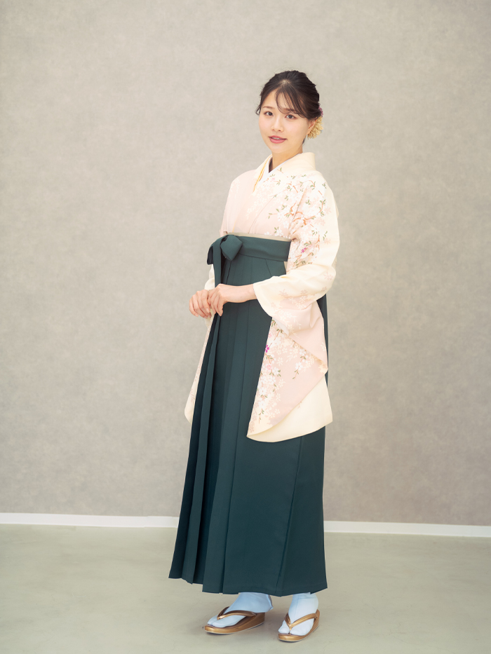 卒業袴で嬉しそうな笑顔の先生