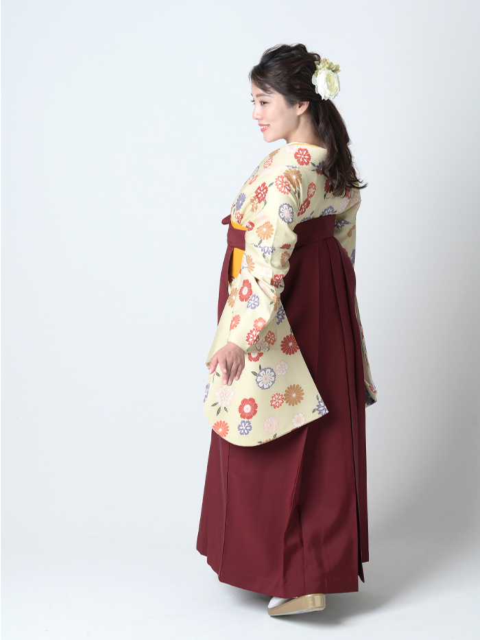 後ろ姿の女性教員