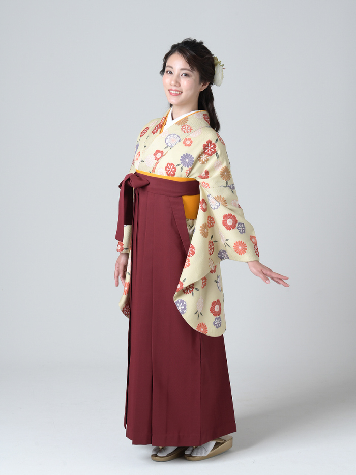 卒業袴で嬉しそうな笑顔の先生