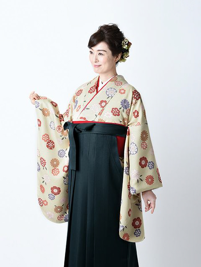 卒業袴で嬉しそうな笑顔の先生