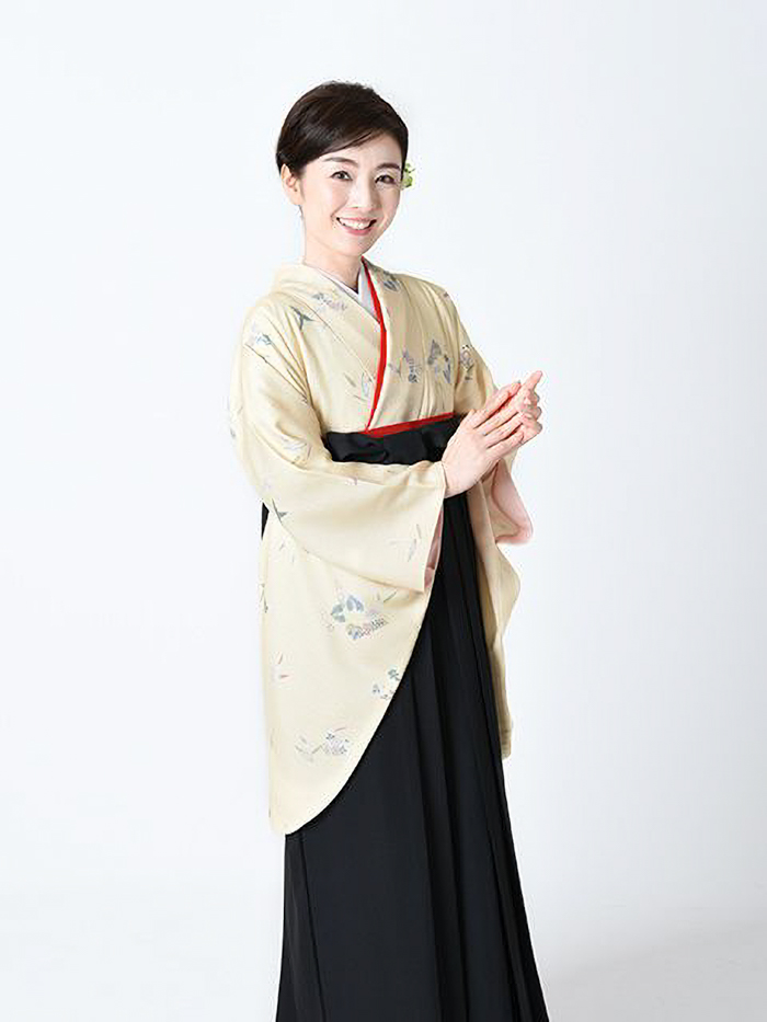 卒業袴で嬉しそうな笑顔の先生