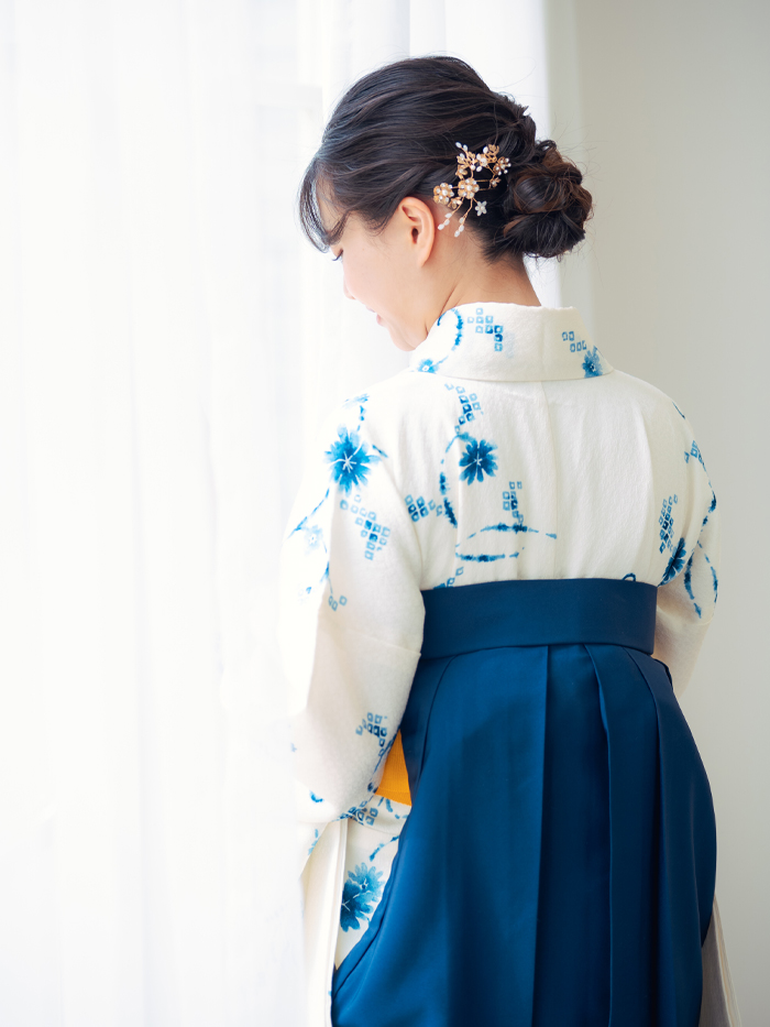 袴女性教員の後ろ姿