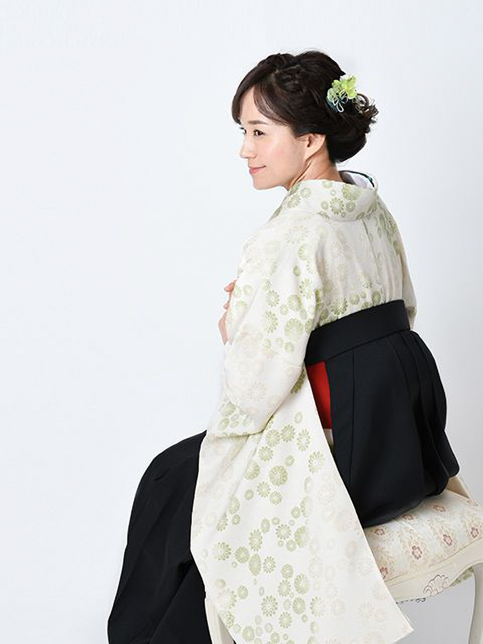 卒業袴で嬉しそうな笑顔の先生