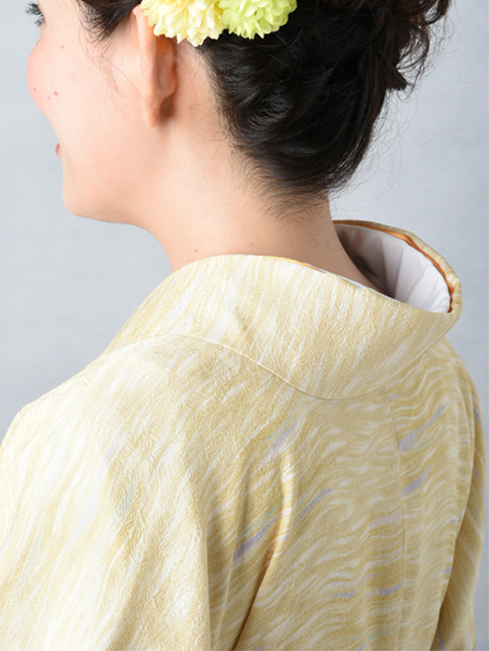 卒業袴で嬉しそうな笑顔の先生