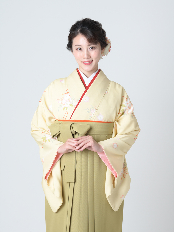 卒業袴で嬉しそうな笑顔の先生