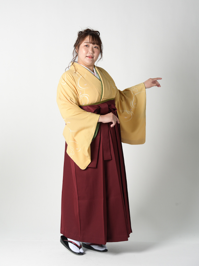 ふくよかな先生の卒業式での立ち姿