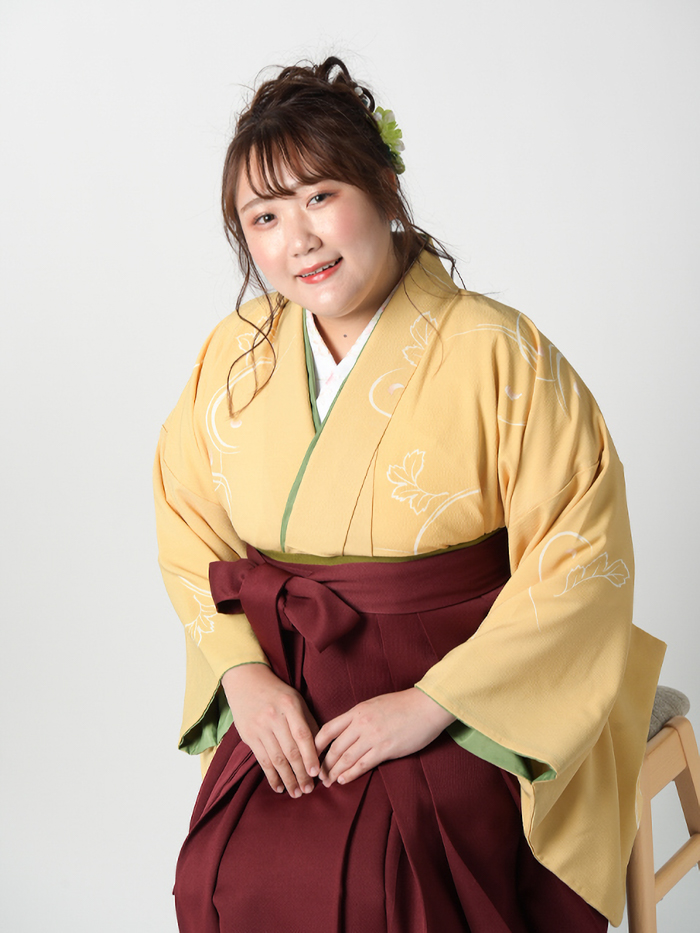 卒業袴で嬉しそうな笑顔の先生