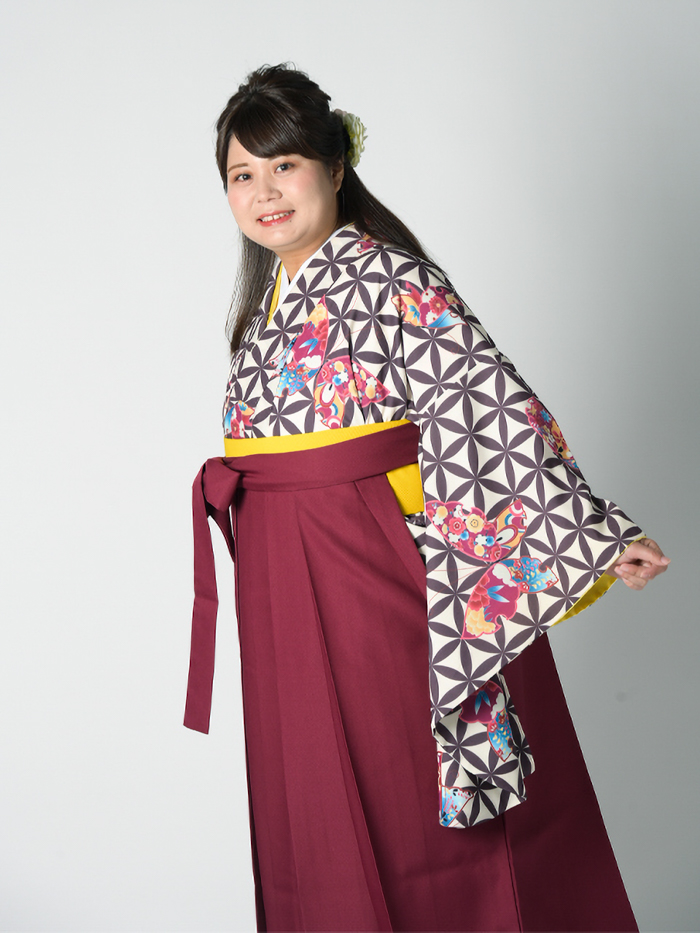 卒業袴で嬉しそうな笑顔の先生